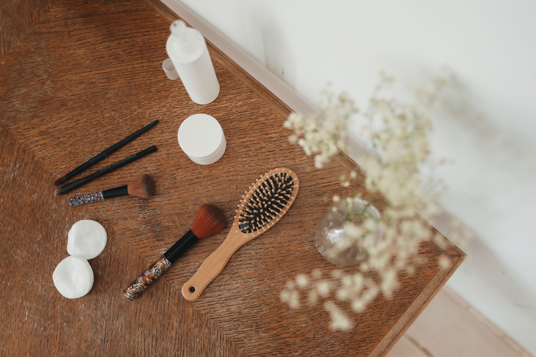 détail rapproché de la doublure en peau de mouton d’une chaussure, avec une brosse douce et un linge en coton sur une table en bois