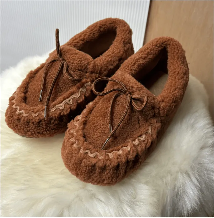 mocassins en cuir, vue rapprochée sur un fond clair, classés en rangée